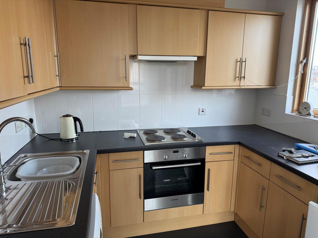 Lot: 128 - TWO-BEDROOM FLAT WITH PARKING FOR INVESTMENT OR OCCUPATION - A Look at the Kitchen